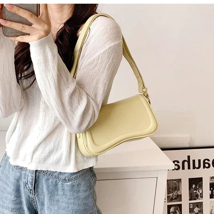 Cadence Wavy Flap Vegane Lederhandtasche