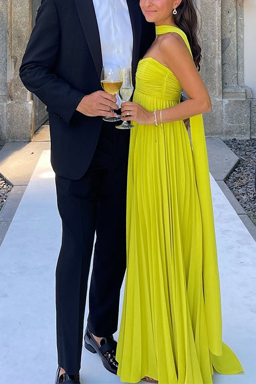Katrina – Maxikleid mit schulterfreiem Design, Schnürung und plissiertem Rock