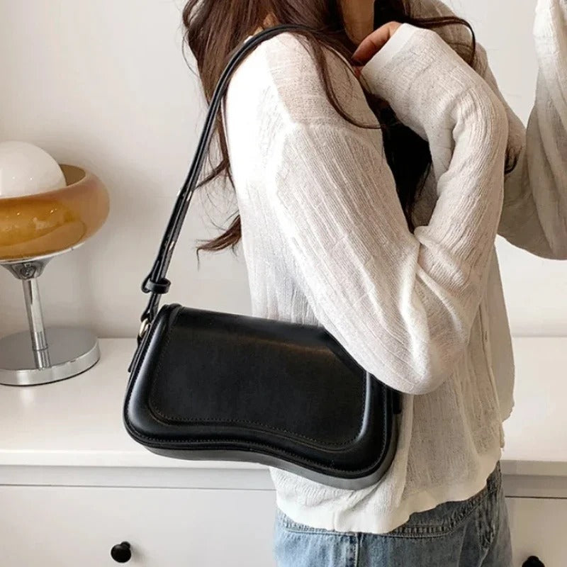 Cadence Wavy Flap Vegane Lederhandtasche