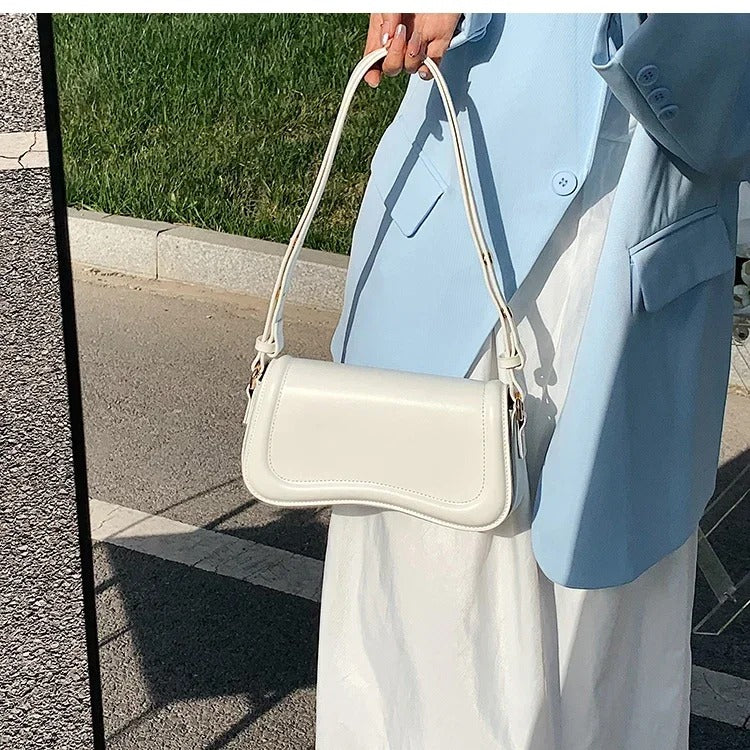 Cadence Wavy Flap Vegane Lederhandtasche