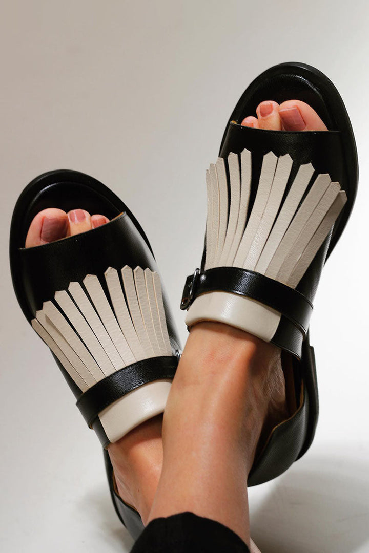 Britta™ - Fransen Slip-On Sandalen