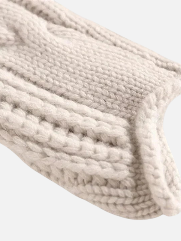 Camilla | Verschnörkelter Kabelstrickpullover mit Rollkragen
