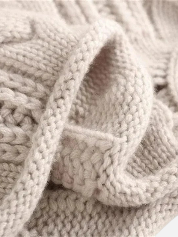 Camilla | Verschnörkelter Kabelstrickpullover mit Rollkragen