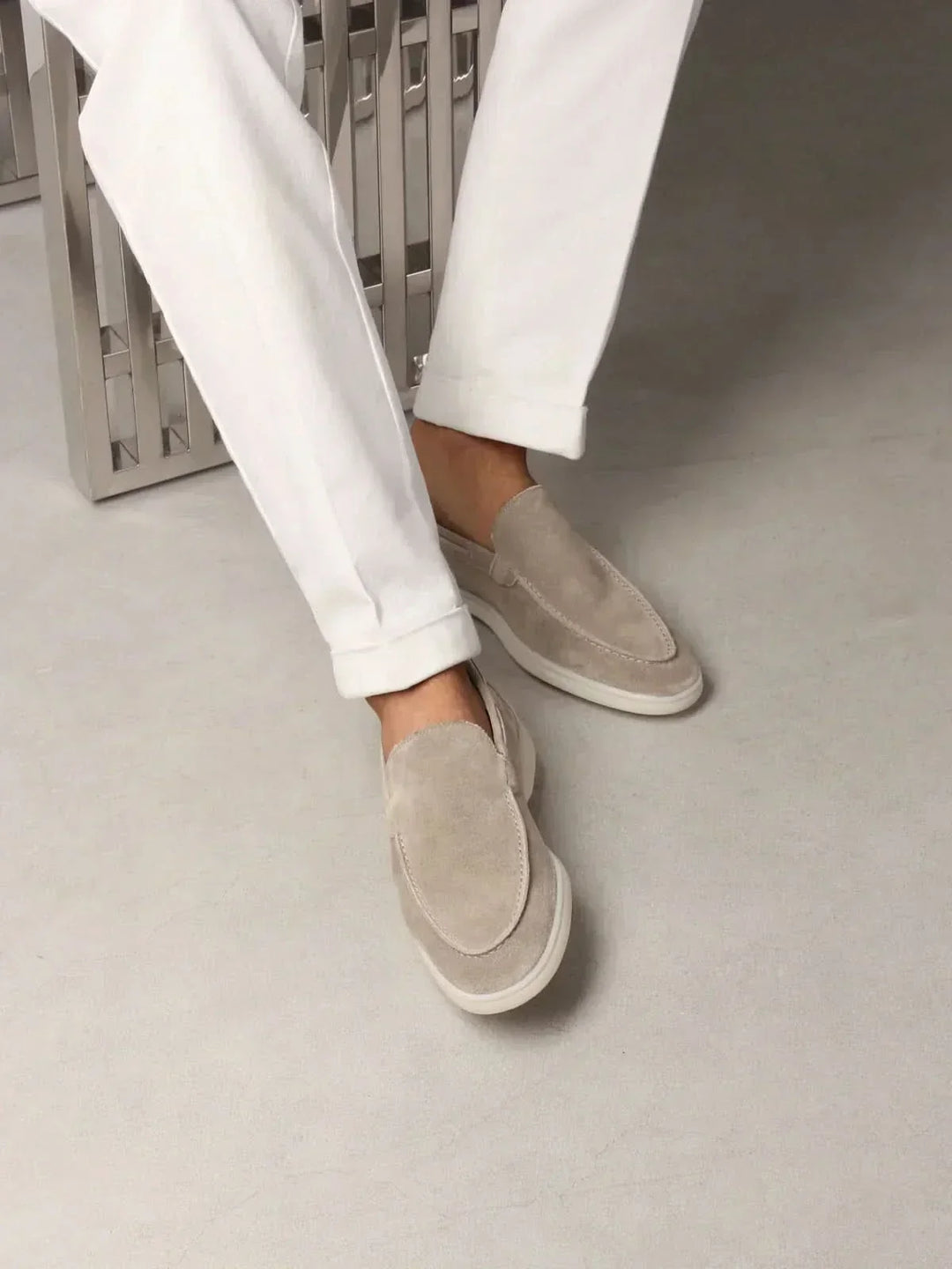 Klassischer Wildleder Loafer Hellgrau