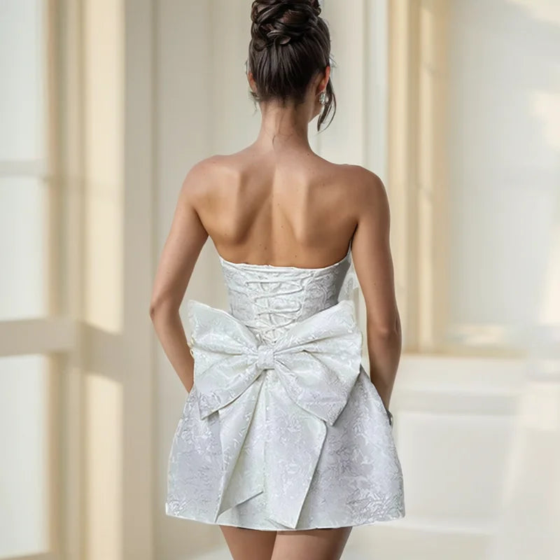 Avy - Atemberaubendes Mini-Kleid mit Schleife