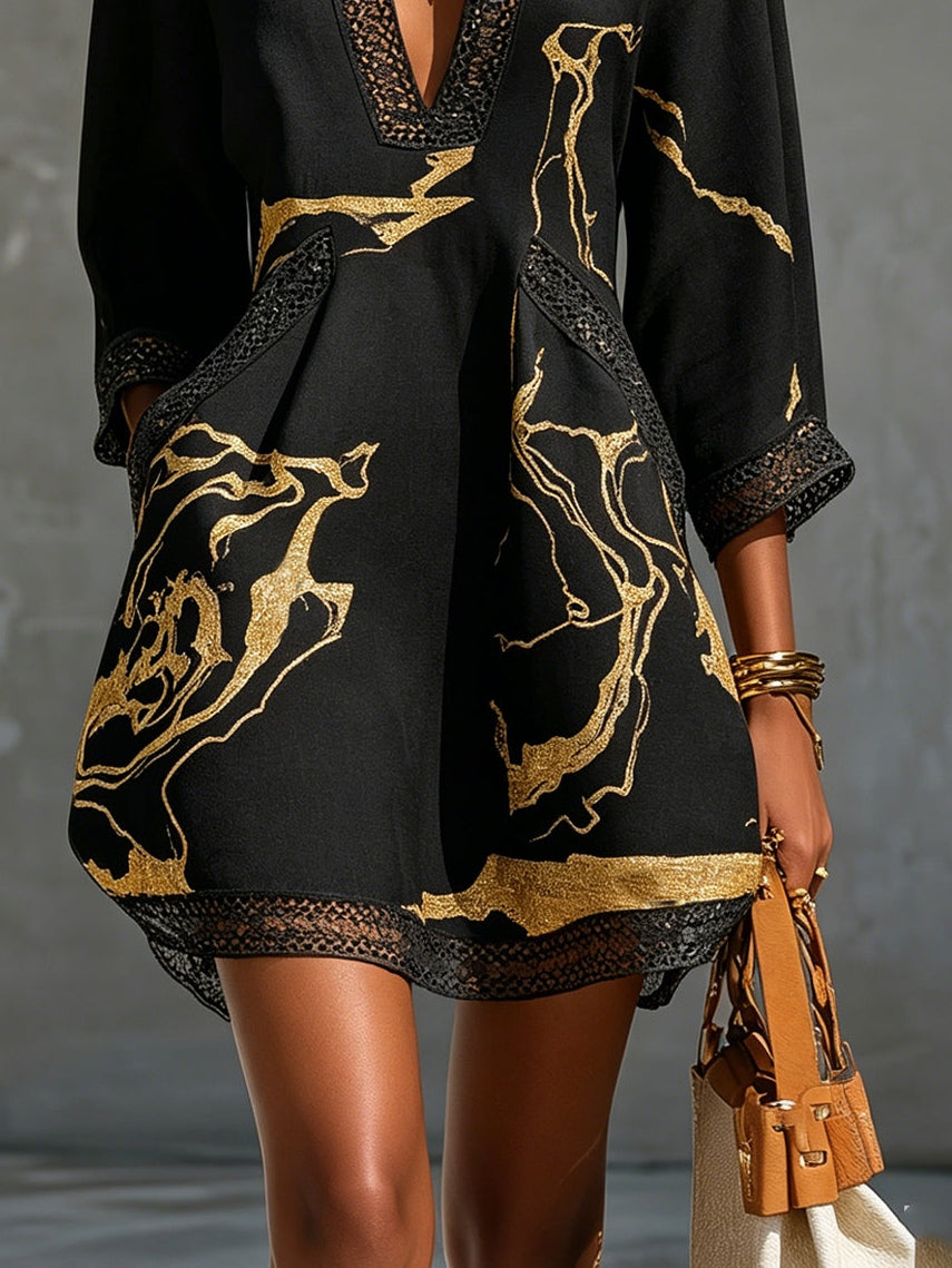 Brigitte | Mini Schwarz Kleid mit goldenem Marmorprint und Häkelspitze