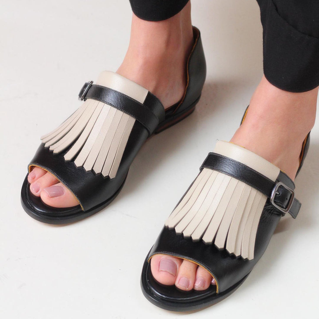Britta™ - Fransen Slip-On Sandalen