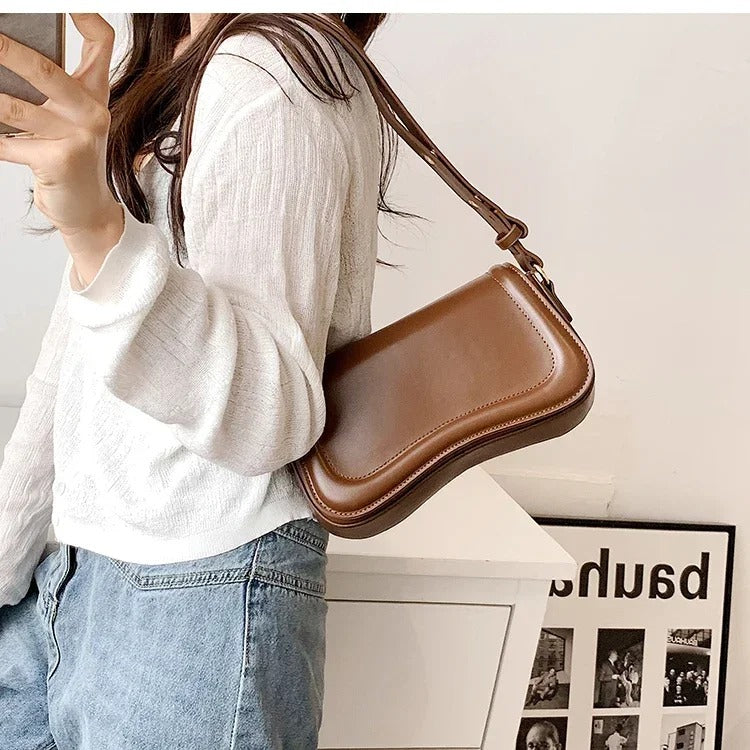 Cadence Wavy Flap Vegane Lederhandtasche