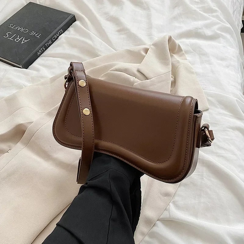 Cadence Wavy Flap Vegane Lederhandtasche