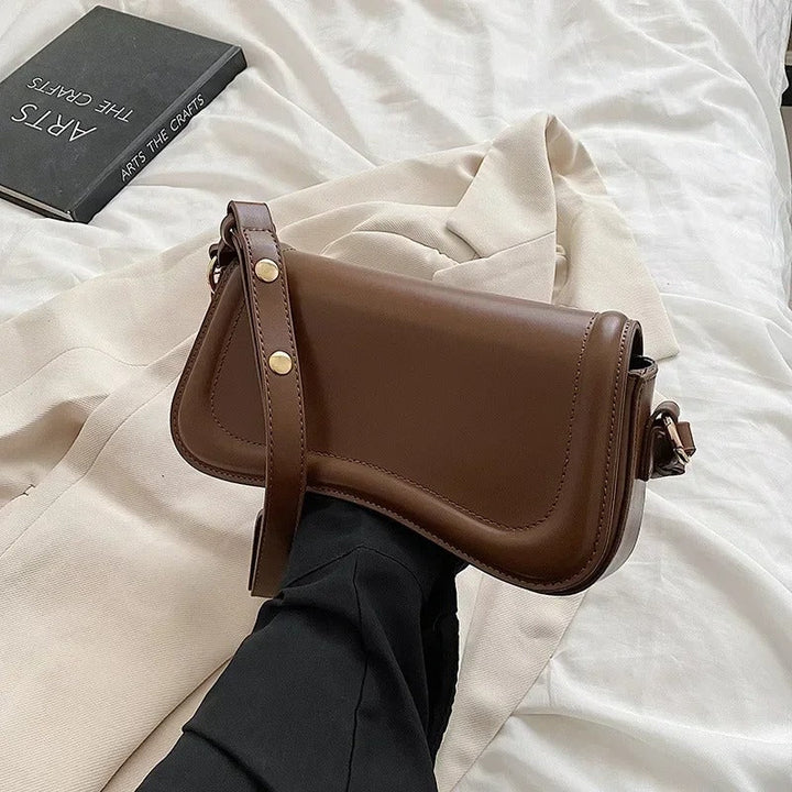 Cadence Wavy Flap Vegane Lederhandtasche