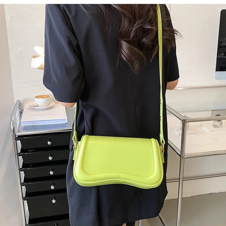 Cadence Wavy Flap Vegane Lederhandtasche