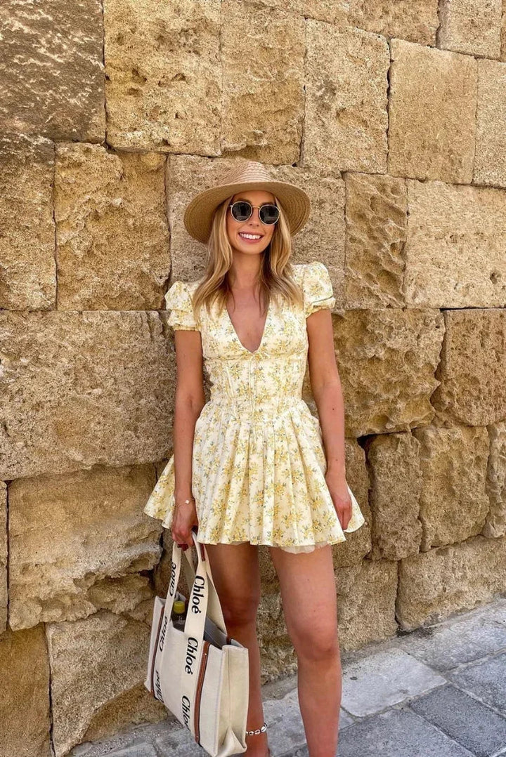 Gelbes Blumenkleid mit Rückenschnürung für den Sommer
