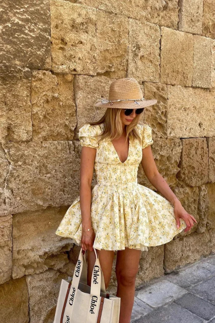 Gelbes Blumenkleid mit Rückenschnürung für den Sommer