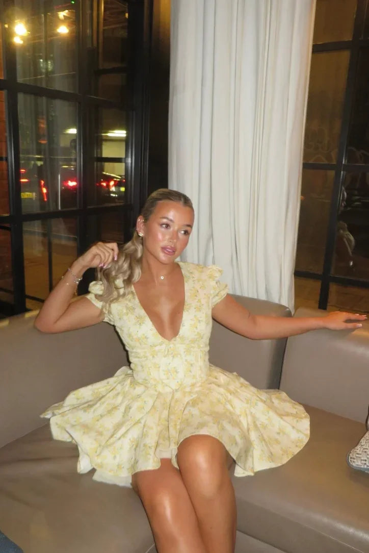 Gelbes Blumenkleid mit Rückenschnürung für den Sommer