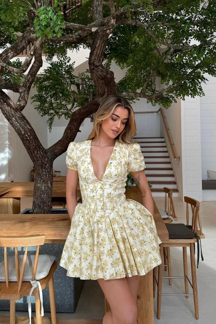 Gelbes Blumenkleid mit Rückenschnürung für den Sommer