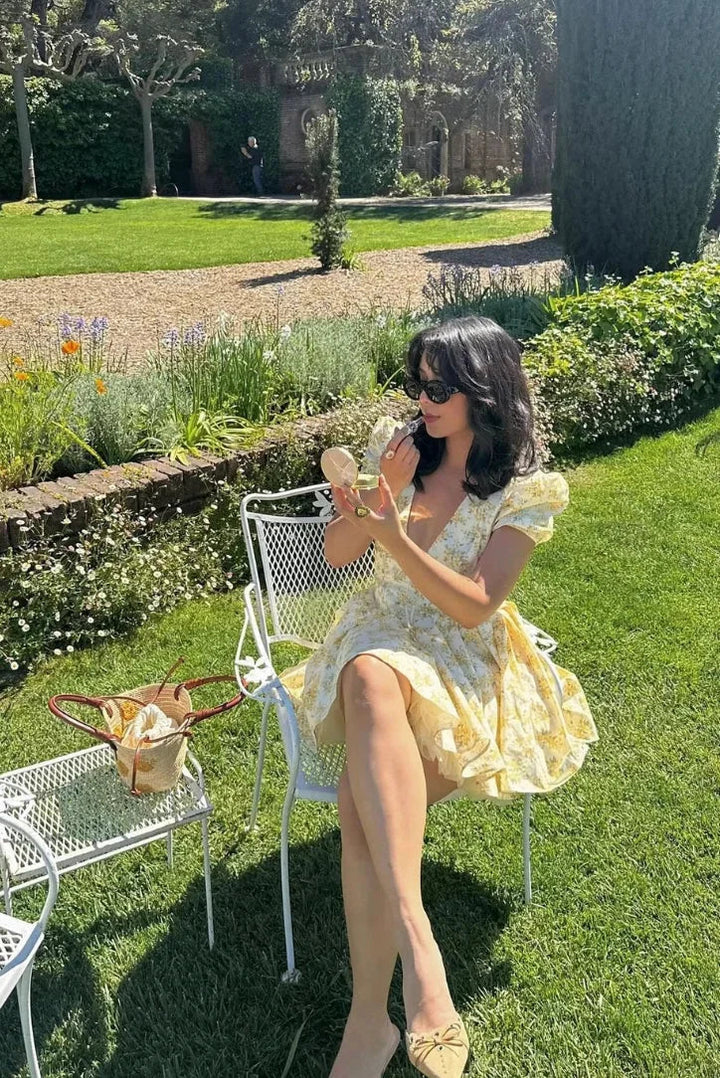 Gelbes Blumenkleid mit Rückenschnürung für den Sommer
