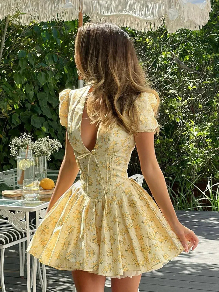 Gelbes Blumenkleid mit Rückenschnürung für den Sommer